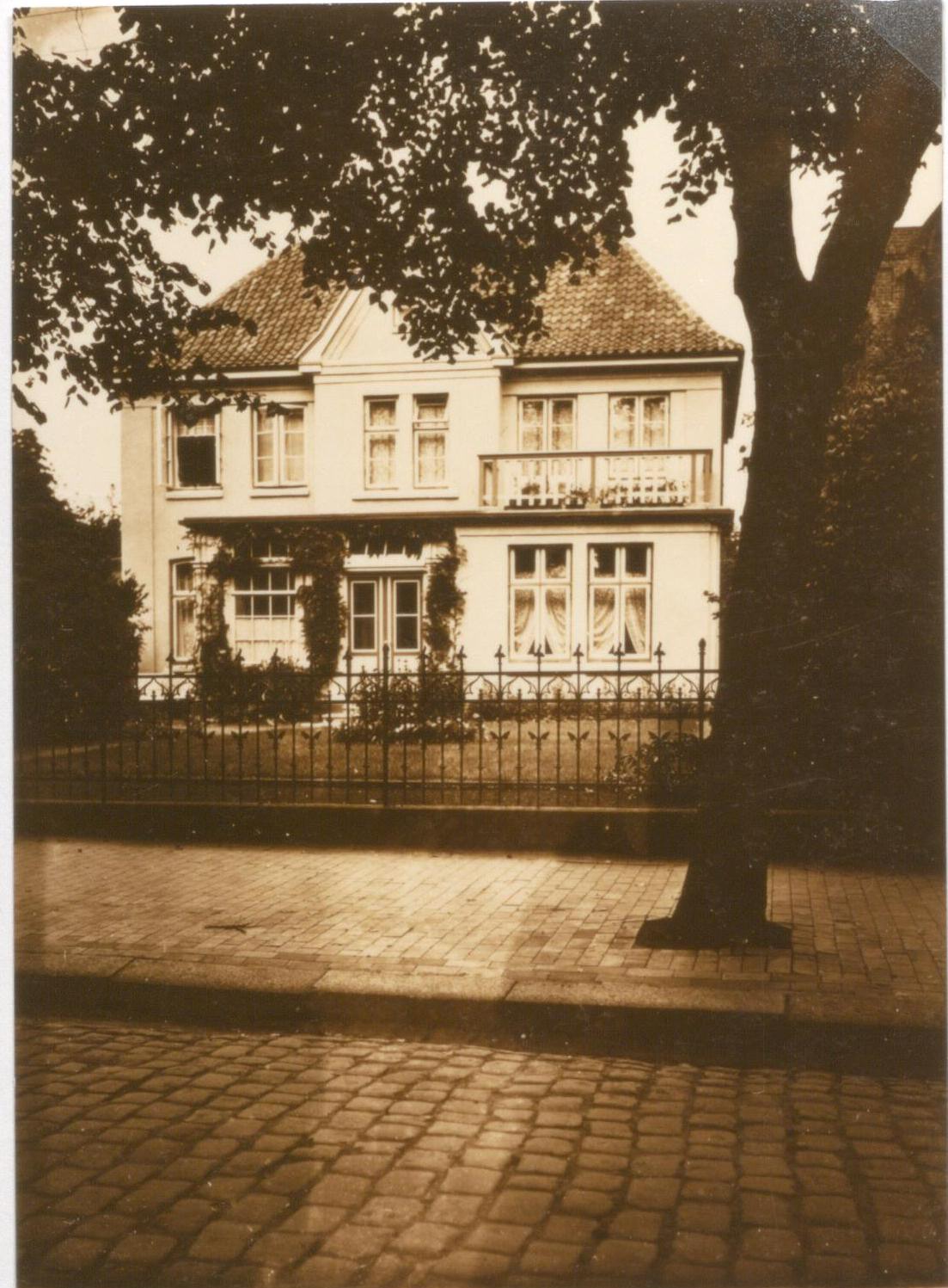 Das Staatliche Gesundheitsamt der Kreise Husum und Eiderstedt war während des Nationalsozialismus in der Asmussenstraße 11 in Husum ansässig. Das Foto des bis heute erhaltenen Gebäudes entstand nach dem Zweiten Weltkrieg.