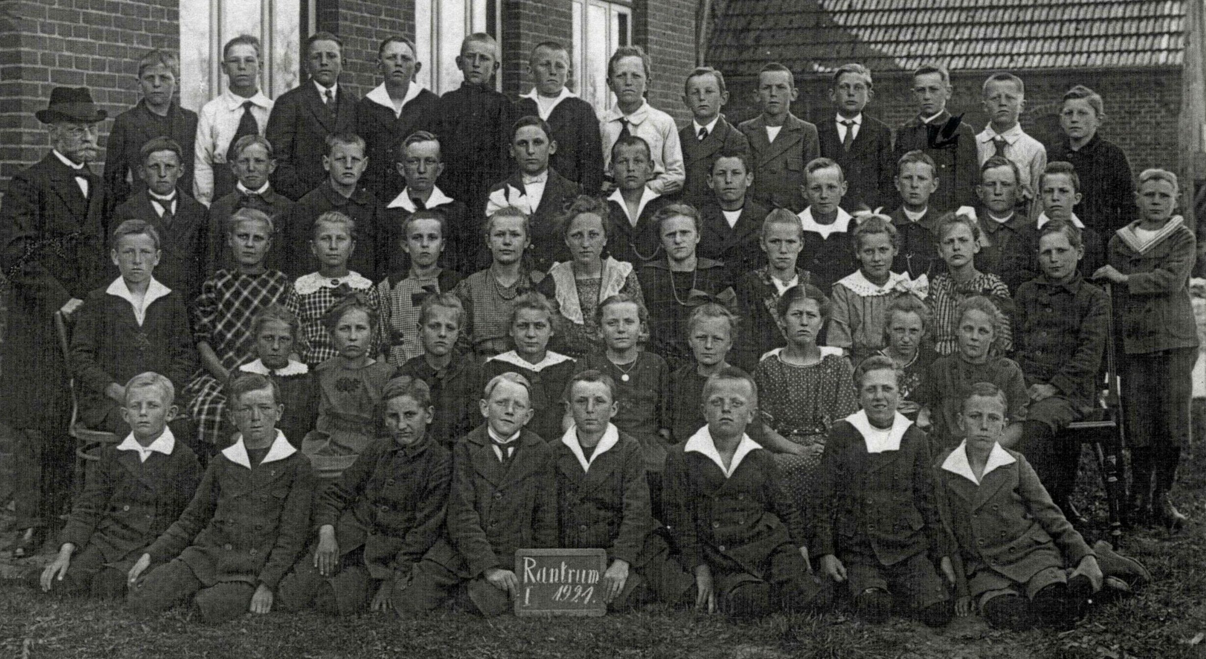 Auf dem Klassenfoto von 1921 ist der damals 14 oder 15 Jahre alte Johannes H. der vierte von rechts in der zweiten Reihe von oben. [ Dorfmuseum Rantrum ]