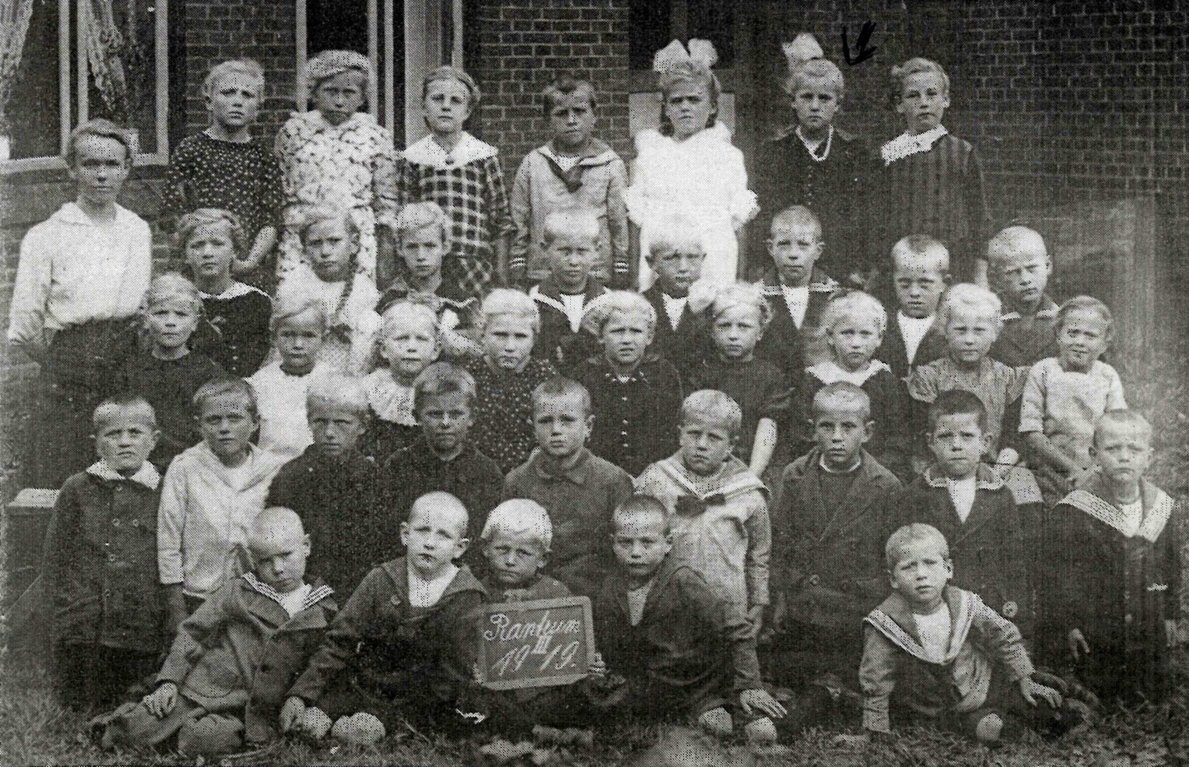 Auf dem Klassenfoto von 1919 ist die damals sieben oder acht Jahre alte Marie H. die zweite von rechts in der oberen Reihe. [ Dorfmuseum Rantrum ]
