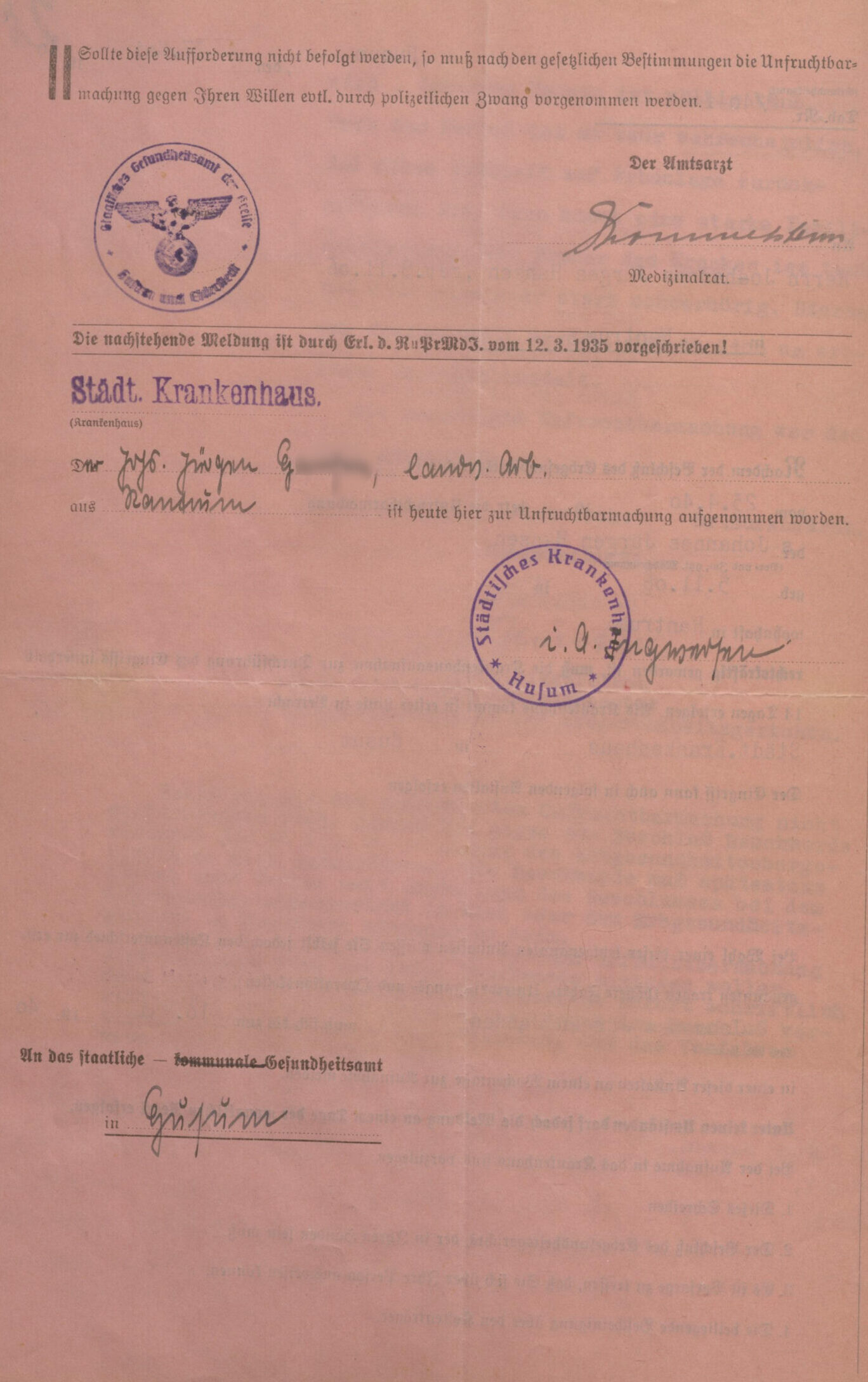 Am 27. Mai 1940 wurde Johannes H. von Amtsarzt Hommelsheim aufgefordert, sich bis binnen 14 Tagen im Städtischen Krankenhaus in Husum zur Unfruchtbarmachung aufnehmen zu lassen. Als Ende der Frist wurde der 10. Mai 1940 eingetragen, der zum Zeitpunkt des Schreibens bereits verstrichen war. Auf der Rückseite des Formulars wurde angekündigt: „Sollte diese Aufforderung nicht befolgt werden, so muß nach den gesetzlichen Bestimmungen die Unfruchtbarmachung gegen Ihren Willen evtl. durch polizeilichen Zwang vorgenommen werden.“ [Kreisarchiv Nordfriesland]
