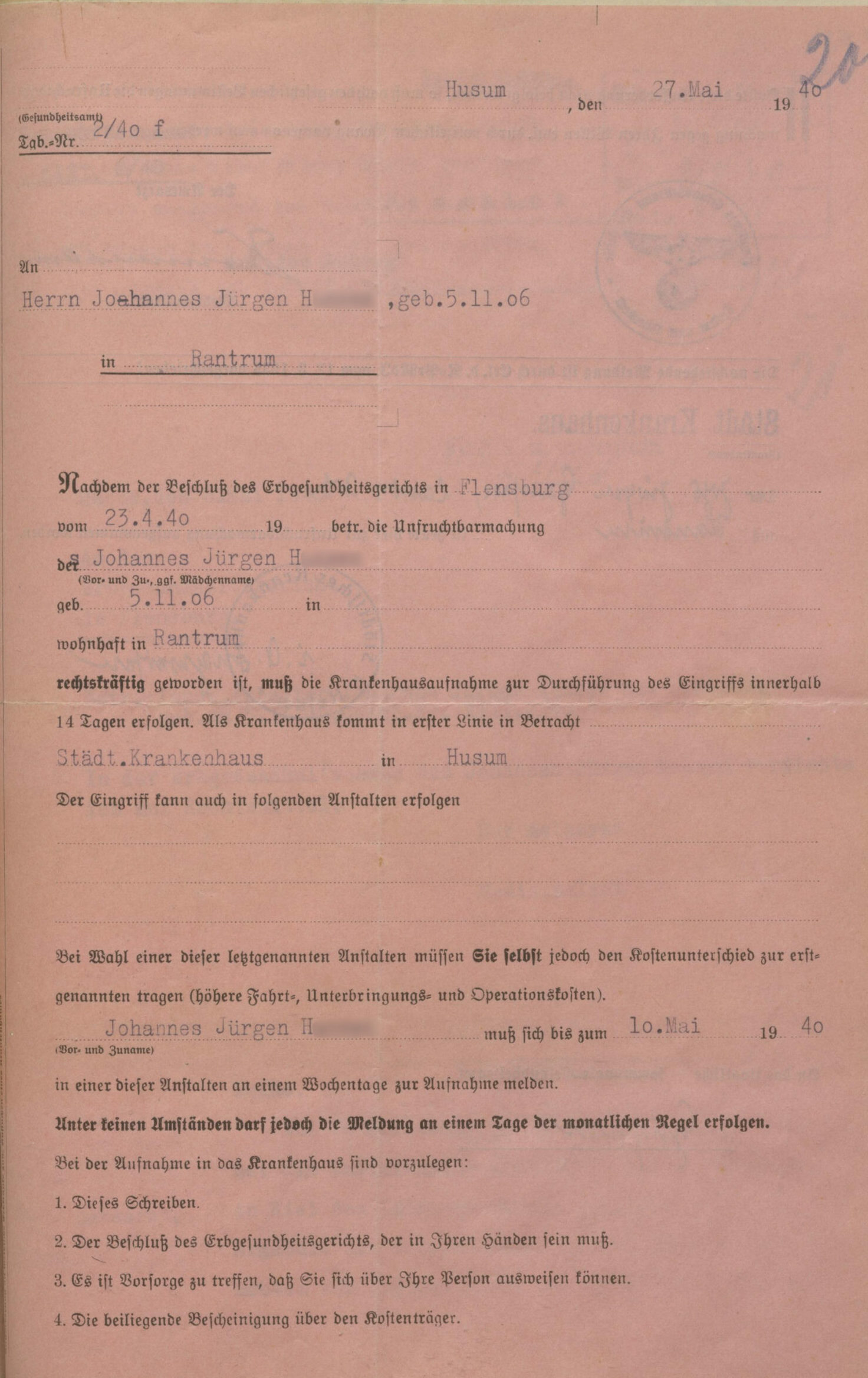 Am 27. Mai 1940 wurde Johannes H. von Amtsarzt Hommelsheim aufgefordert, sich bis binnen 14 Tagen im Städtischen Krankenhaus in Husum zur Unfruchtbarmachung aufnehmen zu lassen. Als Ende der Frist wurde der 10. Mai 1940 eingetragen, der zum Zeitpunkt des Schreibens bereits verstrichen war. Auf der Rückseite des Formulars wurde angekündigt: „Sollte diese Aufforderung nicht befolgt werden, so muß nach den gesetzlichen Bestimmungen die Unfruchtbarmachung gegen Ihren Willen evtl. durch polizeilichen Zwang vorgenommen werden.“ [Kreisarchiv Nordfriesland]